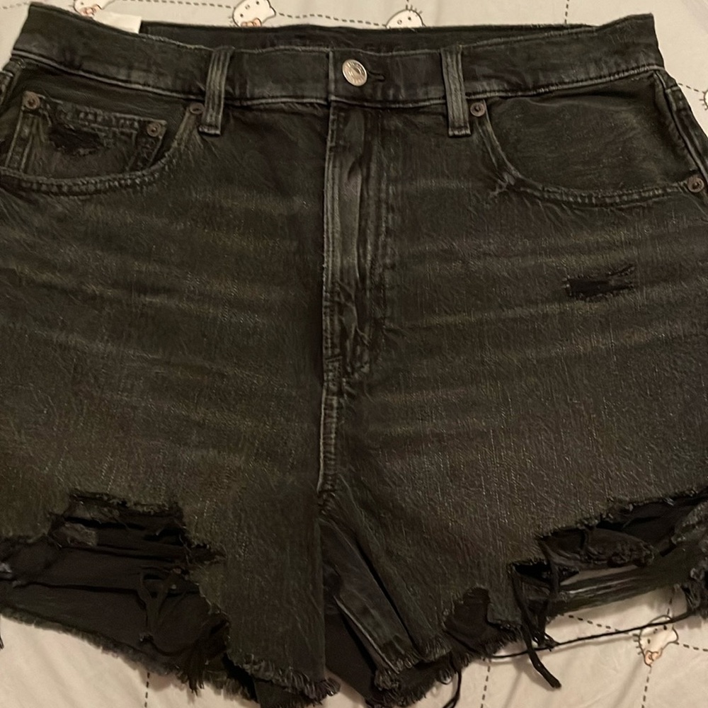 American Eagle High Rise 90’s Distressed Boyfriend Short